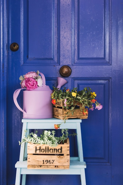 Decoración de jardinería en frente de puerta