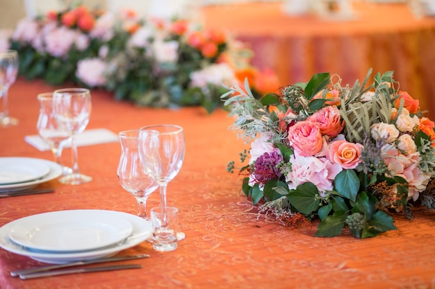 Foto gratuita decoración de la luz del pasillo con ventanas con tela de flores