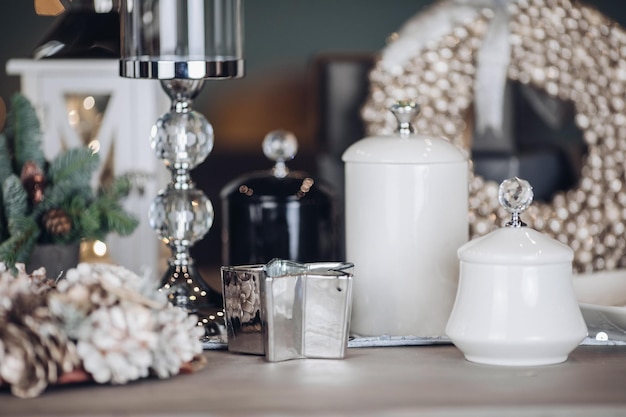 Decoración de mesa festiva con adornos y utensilios. Concepto de víspera de año nuevo