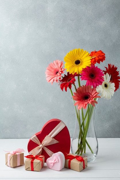 Decoración moderna con flores de gerbera y regalos.