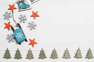 Foto gratuita decoración de navidad con árboles y trineo