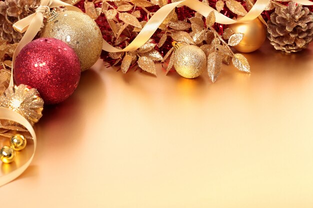 Decoración de navidad con bolas rojas y doradas