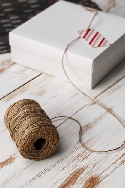 Foto gratuita decoración de navidad y caja de regalo sobre mesa de madera. encima.