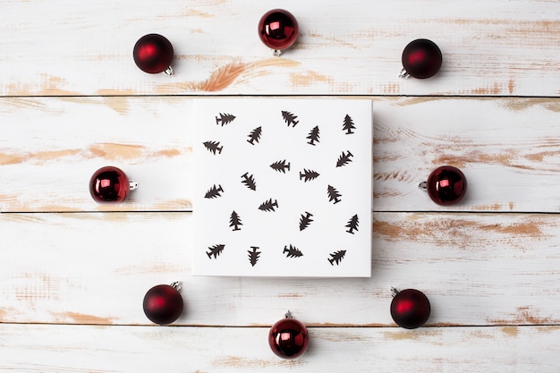 Decoración de Navidad y caja de regalo sobre mesa de madera. Encima.