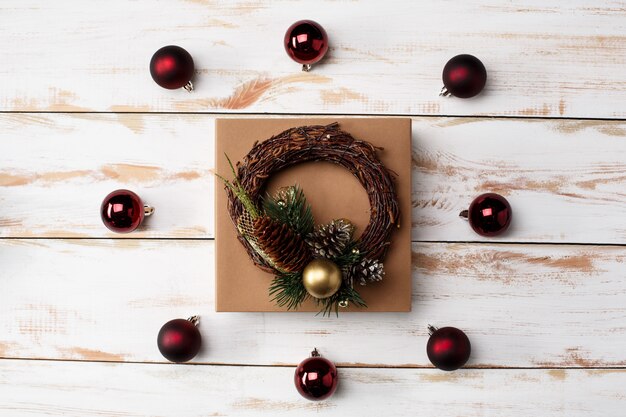 Decoración de Navidad y caja de regalo sobre mesa de madera. Encima.