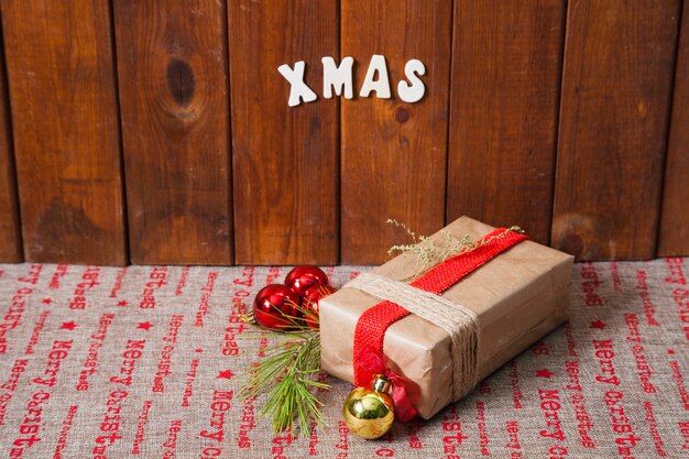 Decoración de navidad con caja de regalo