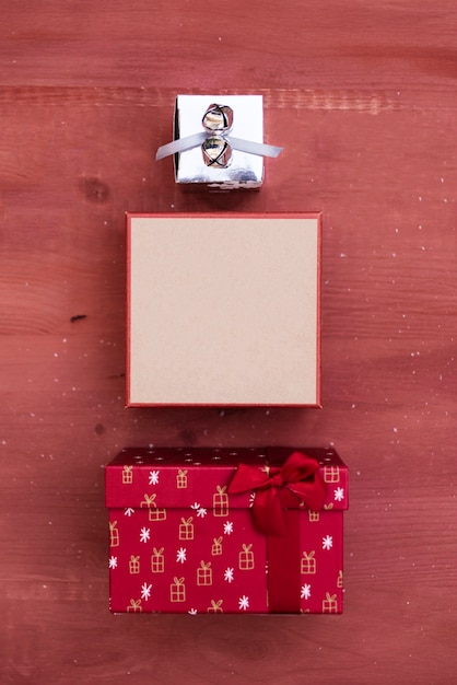 Decoración de navidad con cajas de regalo en diferentes tamaños