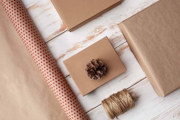 Decoración de Navidad y cajas de regalo sobre fondo de madera. Encima.