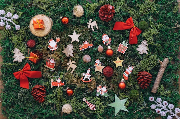 Decoración de navidad en césped con elementos pequeños