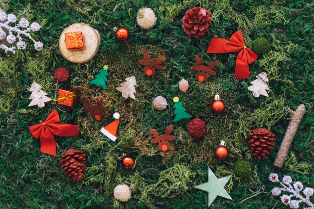 Decoración de navidad en césped con pequeños objetos