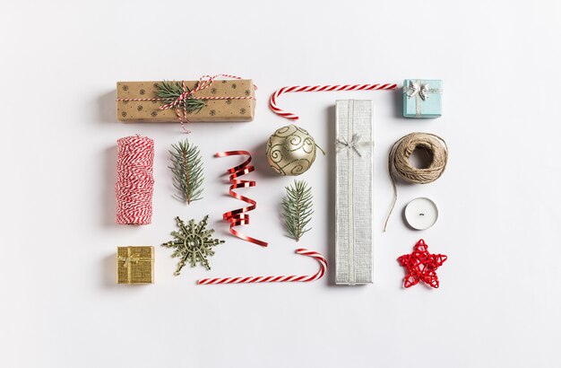 Decoración de navidad composición caja de regalo bola bola abeto ramas vela cinta bastón de caramelo
