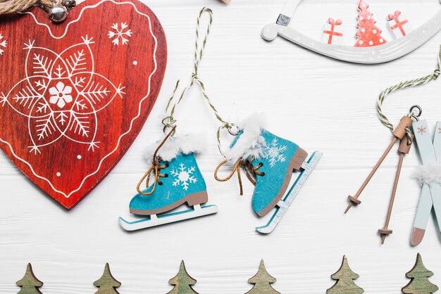 Decoración de navidad con corazón y patines de hielo