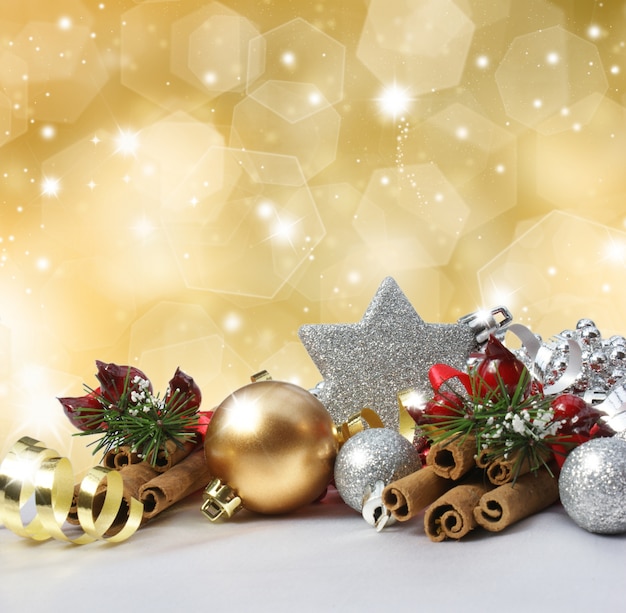 Foto gratuita decoración de navidad en un fondo de oro brillante
