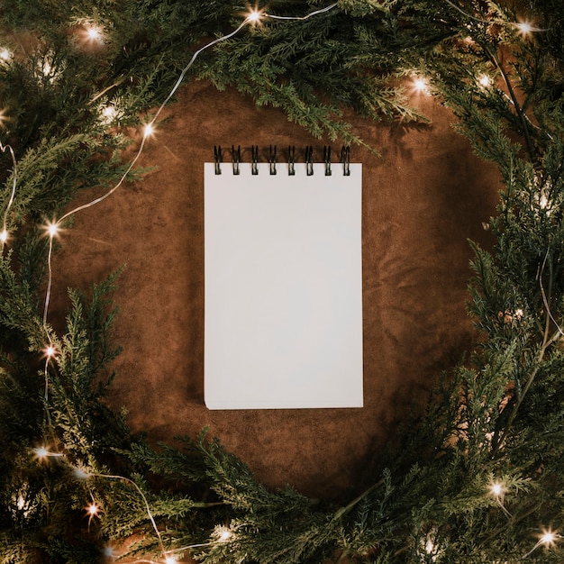 Foto gratuita decoración de navidad con libreta