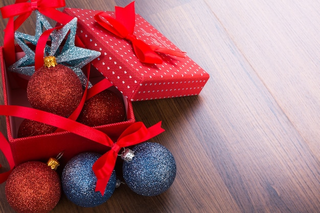 Decoración de Navidad en la mesa de madera