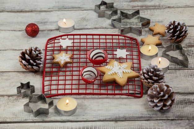 Foto gratuita decoración de navidad, moldes para galletas y galletas