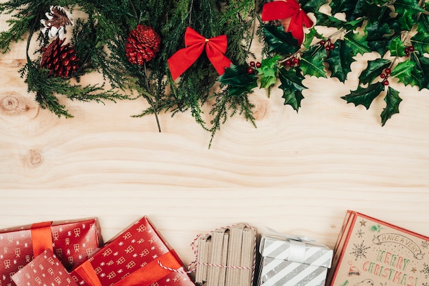 Decoración de navidad con muérdago y regalos