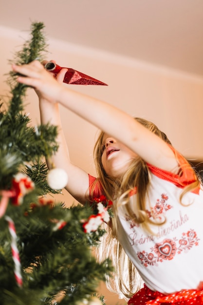 Decoración de navidad con niña y árbol