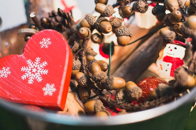 Decoración de navidad con nueces y corazón