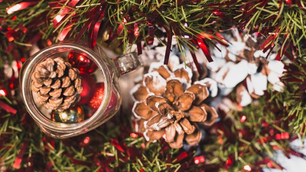 Decoración de navidad y pinos de piña en botella