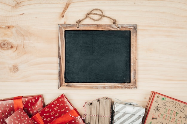 Decoración de navidad con pizarra y cajas de regalo