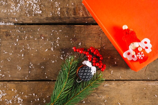 Decoración de navidad con regalo y abeto