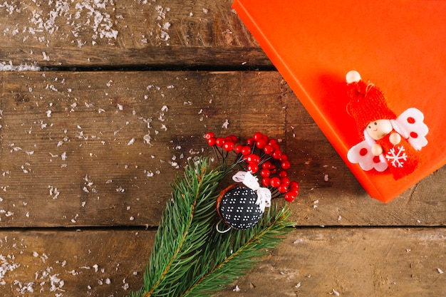 Decoración de navidad con regalo y abeto