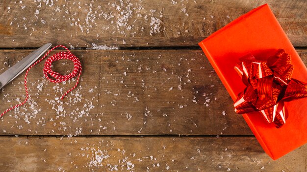 Decoración de navidad con regalo naranja