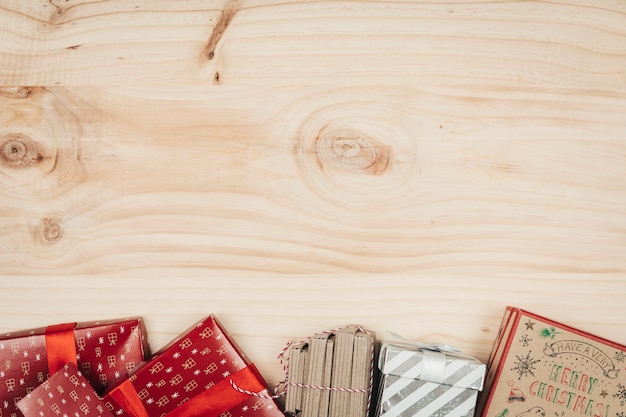 Decoración de navidad con regalos y espacio arriba