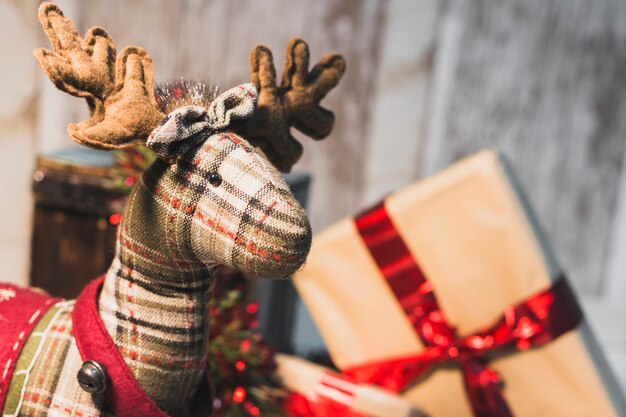 Decoración de navidad con reno y caja de regalo