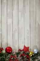 Foto gratuita decoración de navidad sobre una mesa de madera