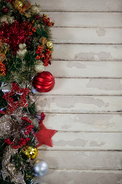 Decoración de navidad sobre una mesa de madera