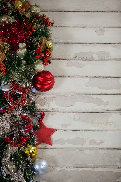 Decoración de navidad sobre una mesa de madera