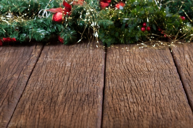 Decoración de navidad sobre una mesa de madera