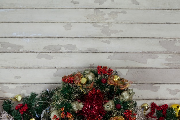 Decoración de navidad sobre una mesa de madera