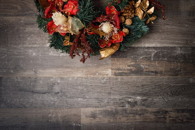 Decoración de navidad sobre una tabla de madera oscura
