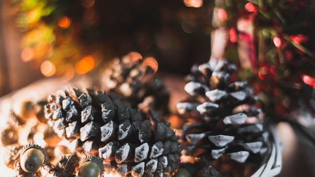 Decoración de navidad con tres pinos de piña