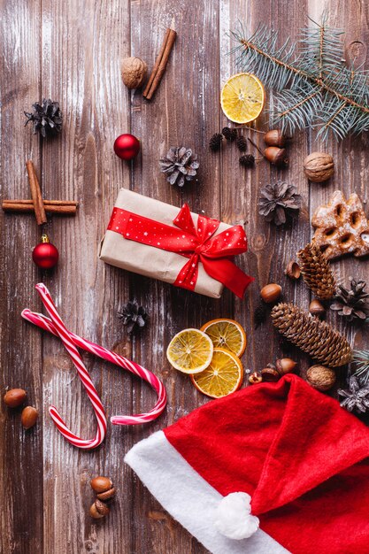 Decoración navideña y año nuevo. La caja actual con cinta roja se encuentra en una mesa con galletas