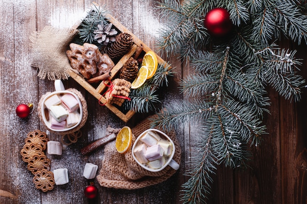 Decoración navideña y año nuevo. Dos tazas de chocolate caliente, galletas de canela.