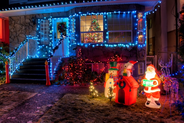 Decoración navideña con bombillas de colores