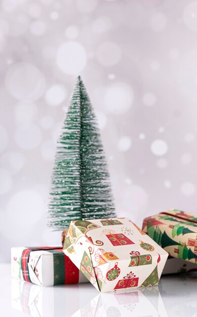 Decoración navideña con cajas de regalo y un abeto