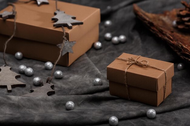 Decoración navideña y cajas de regalo en gris.