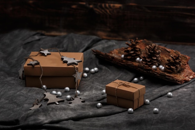 Decoración navideña y cajas de regalo en gris.
