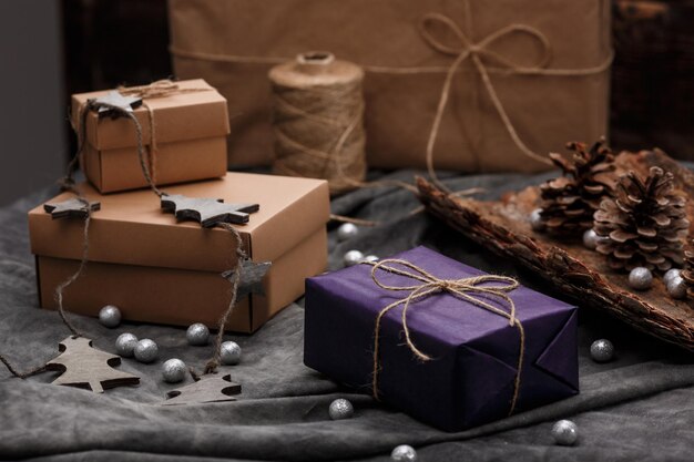 Decoración navideña y cajas de regalo en gris.