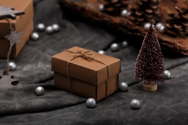 Decoración navideña y cajas de regalo sobre superficie gris