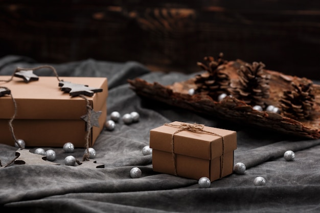 Decoración navideña y cajas de regalo sobre superficie gris