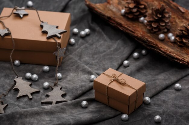 Decoración navideña y cajas de regalo sobre superficie gris