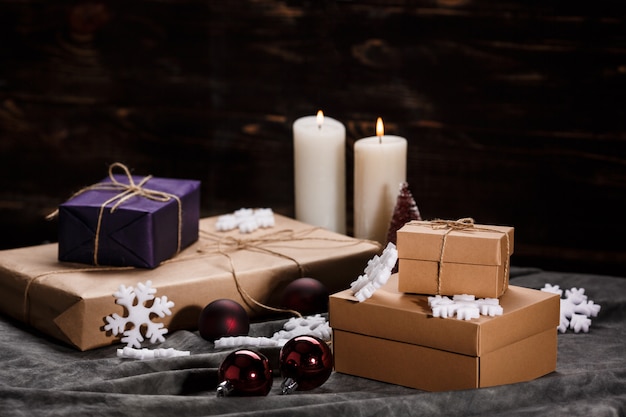 Decoración navideña y cajas de regalo sobre superficie gris