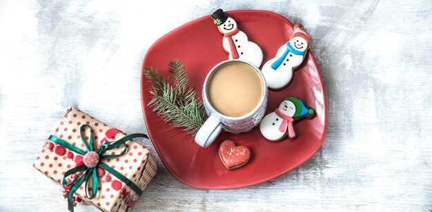 Decoración navideña con galletas festivas y caja de regalo.