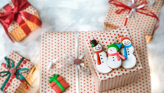 Decoración navideña con galletas festivas y regalos navideños.